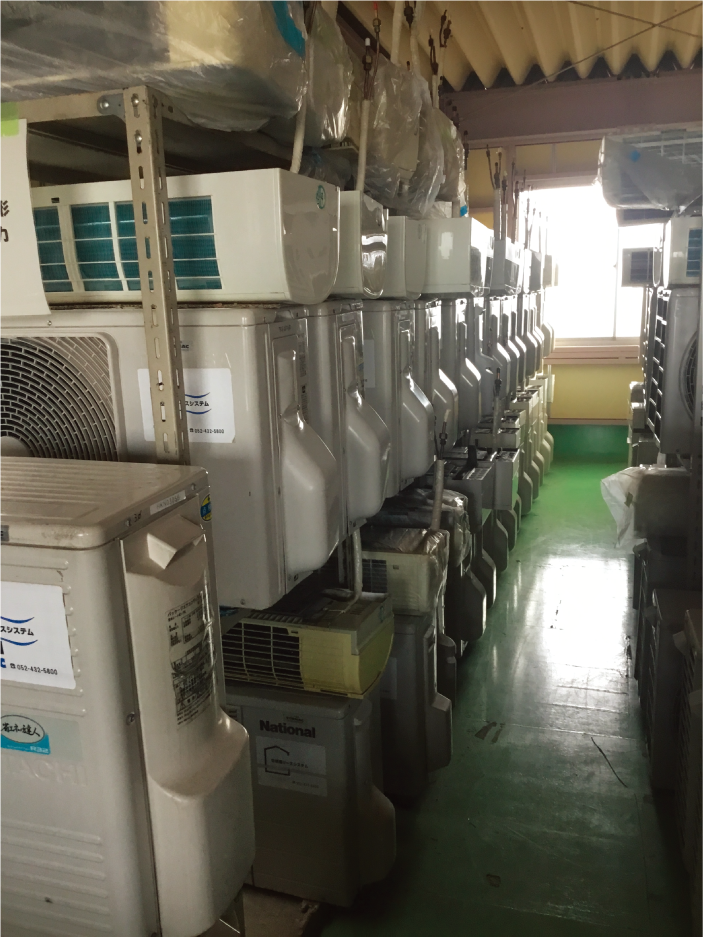 整備工場・リース供給商品倉庫風景